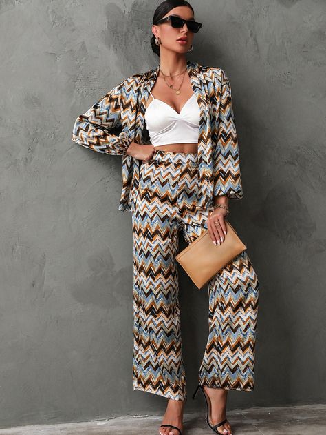 High Waisted Pants Outfit, Pattern Outfits, Classy Outfits For Women, Chevron Print, Khaki Color, Wide Leg Trousers, High Waisted Pants, Printed Blouse, Casual Dresses For Women