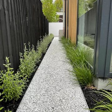 75 Beautiful Small Modern Garden Ideas and Designs - January 2023 | Houzz UK Small Modern Garden, Modern Garden Ideas, Landscaping Modern, Front Lawn Landscaping, Gravel Landscaping, Narrow Garden, Side Yard Landscaping, Modern Front Yard, Pathway Landscaping