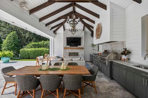 Beach style dream house in Florida flaunts phenomenal outdoor oasis Outdoor Kitchen And Dining, Outdoor Cooking Spaces, Backyard Kitchen, Outdoor Kitchen Patio, Kitchen Designs Layout, Home Additions, Outdoor Kitchen Design, Backyard Patio Designs, Outdoor Rooms