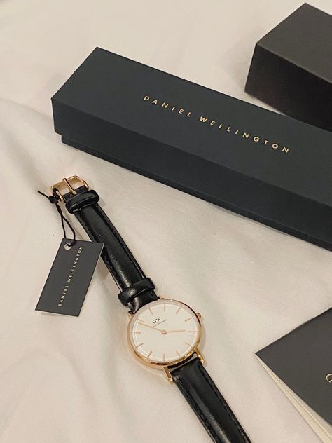 Daniel Wellington Watch Women, Elegant Watches Women, Watches Women Simple, Watch Leather Strap, Pretty Watches, Daniel Wellington Watch, Fancy Watches, Vintage Watches Women, Expensive Jewelry Luxury