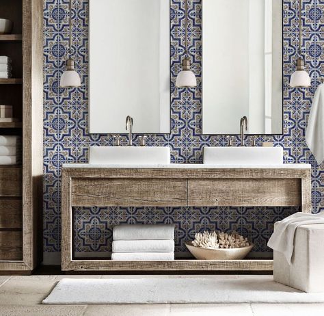 Portuguese Tile Bathroom, Portuguese Home Decor, Moroccan Bathrooms, Portuguese Tiles Bathroom, Greek Bathroom, Wallpaper Spanish, Spanish Tile Bathroom, Moroccan Tile Bathroom, Moroccan Style Bathroom