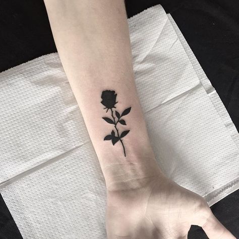 Black Rose Tattoo, Tattoo Shirt, Black Rose Tattoos, Hip Tattoos Women, Inspiration Tattoos, Beautiful Tattoo, Cute Tattoos For Women, Line Work Tattoo, Tattoos Designs