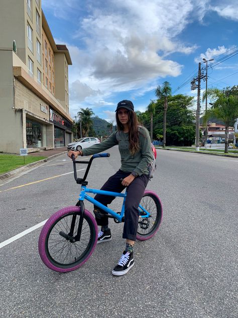 Bmx Aesthetic, 90s Hiphop Fashion, Bmx Girl, Bicycle Cafe, Bike Fit, Bmx Street, Chicks On Bikes, Triathlon Bike, Bike Bike