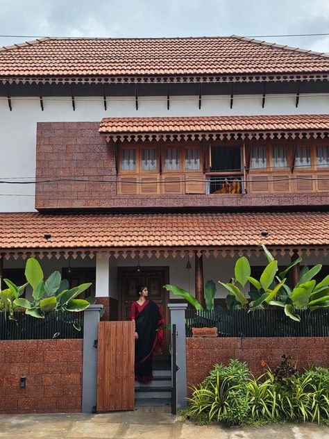 Kerala Traditional House, Kerala Architecture, Indian Home Design, Kerala House Design, Kerala Houses, House Arch Design, Indian Architecture, Architecture Studio, Village House Design