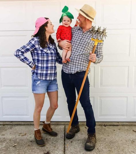 DIY family Halloween costume - strawberry and farmers Family Fruit Halloween Costumes, Farmer Family Halloween Costume, Farmers Costume, Strawberry Costume Diy, Farmer Halloween, Strawberry Halloween, Farmer Costume, Halloween Constumes, Purim Ideas