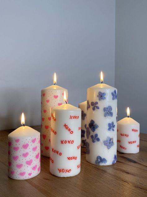 DIY Candle Decorating with Pressed Flowers and Paint Pens – Vanessa Creates Candle Painting Inspiration, Painted Candle Ideas, Painting Candles Diy, Drawing On Candles, Candle Painting Easy, Candle Painting With Wax Ideas, Painting On Candles, Coloring Candles, Diy Painting Candles