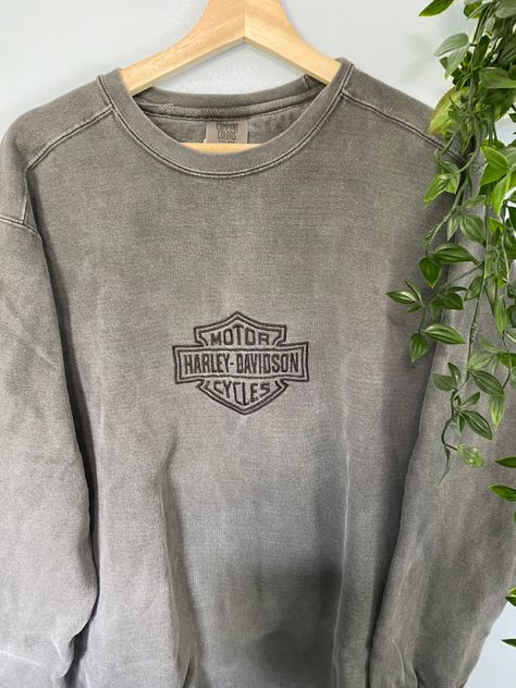 Streetwear Crewneck Outfit, Harley Davidson Sweater, Oversized Vintage Sweatshirt, Thrift Sweatshirts, Spanish Collage, Crew Neck Sweatshirt Aesthetic, Crewneck Sweatshirt Outfit, Harley Davidson Sweatshirt, Grunge Sweatshirt