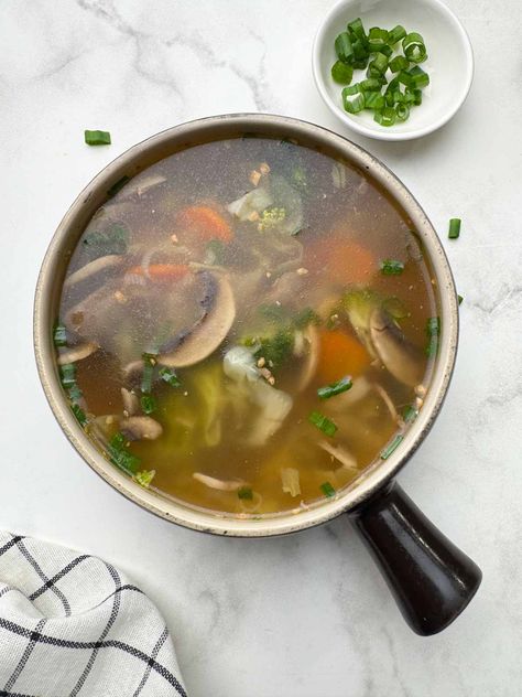 vegetable clear soup served in a soup bowl with spring onions on the side Veg Clear Soup Recipe, Clear Vegetable Soup, Glass Noodles Recipe, Healthy Fall Dinner, Healthy Ramen, Low Calorie Soup, Clear Soup, Vegan Ramen, Ramen Soup