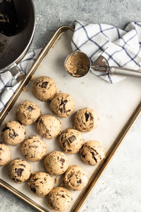 My Favorite Chocolate Chip Cookies. This is my favorite chocolate chip cookies recipe. Chewy centers with just the right amount of crispy edges, and all of it with puddles of dark chocolate throughout. Definitely a perfect version of a classic dessert. Food Photography Dessert, Baking Photography, Food Flatlay, Food Photography Props, Dessert Photography, Chocolate Chip Cookie Bars, Food Photography Inspiration, Food Photography Tips, Food Photography Styling