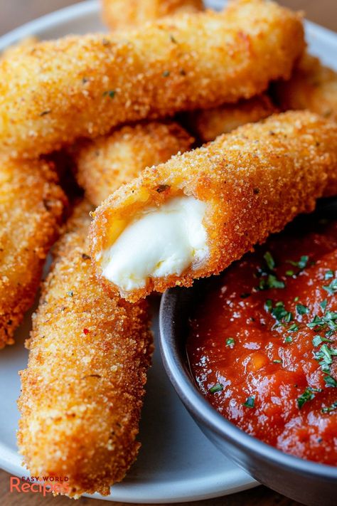 Homemade Mozzarella Sticks are a delicious appetizer or snack that everyone loves. This mozzarella sticks recipe is sure to satisfy. Delicious Food Images, Easy Mozzarella Sticks, Cheesy Foods, Italian Mozzarella, Chocolates Recipe, Mozzarella Stick, Homemade Mozzarella Sticks, Italian Main Dishes, Mozzarella Sticks Recipe