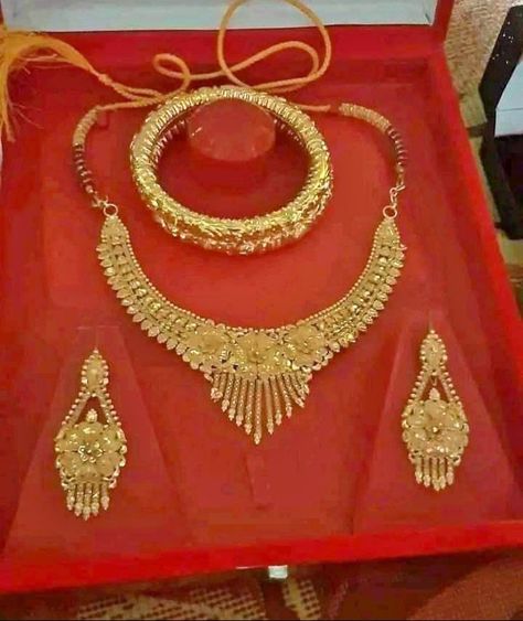 1 Tola Gold Set Designs, 2 Tola Gold Set Design, Gold Set Design, Ammi Jaan, Choker Necklace Online, Unique Gold Jewelry Designs, Delicate Gold Jewelry, Bridal Jewelery, Gold Bridal Necklace