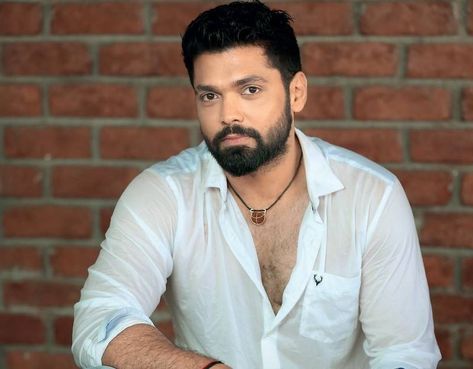 Rakshith Shetty, Rakshit Shetty, Comedy Actors, Indian Idol, Vijay Actor, Beard Hairstyle, Actors Images, Simple Background Images, Cool Pictures Of Nature