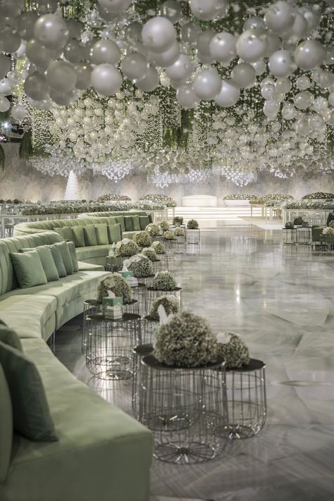 Classic Glamour Wedding, Pelaminan Aesthetic, Kosha Wedding, Extravagant Wedding Decor, Over The Top Wedding, Glamorous Wedding Venue, Wedding Area, Royal Wedding Themes, Garden Wedding Theme