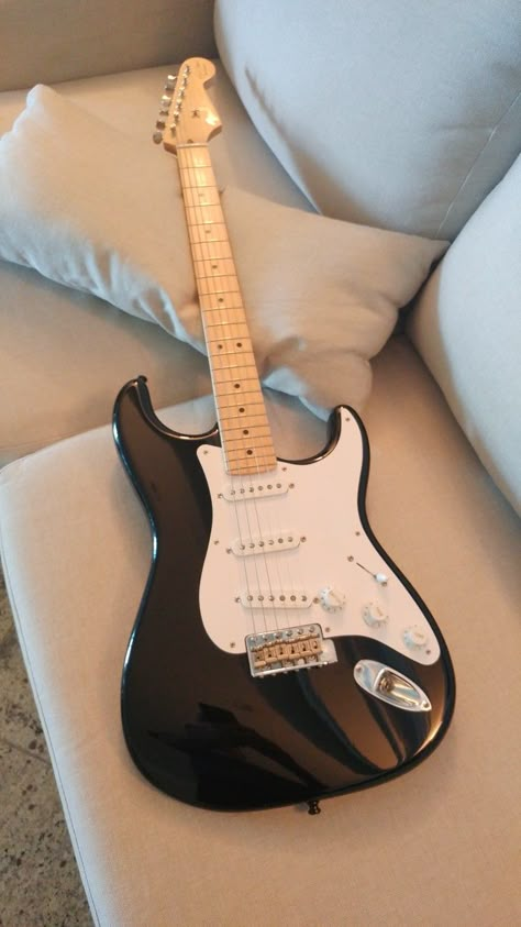 Electric Guitars Aesthetic, Gitar Vintage, Electric Guitar For Sale, Fender Electric Guitar, Electric Guitar Design, Guitar Obsession, Cool Electric Guitars, Guitar Electric, Music Tattoo