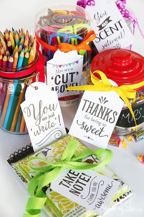 These Free Printable Teacher Appreciation Gift Tags are so cute! Simply print and pair with your gift for any easy idea. Counselor Appreciation, Teacher Appreciation Gifts Printables, Printable Teacher Appreciation, Presente Diy, Teachers Appreciation, Teacher Appreciation Printables, Skip To My Lou, Teacher Gift Tags, Cute Teacher Gifts