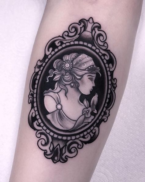 Cameo Frame Tattoo, Cameo Tattoo Victorian, Gothic Frame Tattoo, Aye Tattoo, Traditional Frame Tattoo, Frame Tattoo Design, Vintage Frame Tattoo, Frame Tattoos, Picture Frame Tattoo