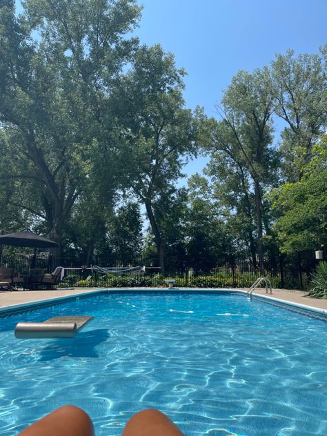 Summer House Vibes, Pool Athestic, Summer Aesthetic Swimming, Pool Day Vibes, Pool Time Aesthetic, Laying Outside Aesthetic, Florida Pool Aesthetic, Swimming Pool Summer Aesthetic, Big Pool Aesthetic