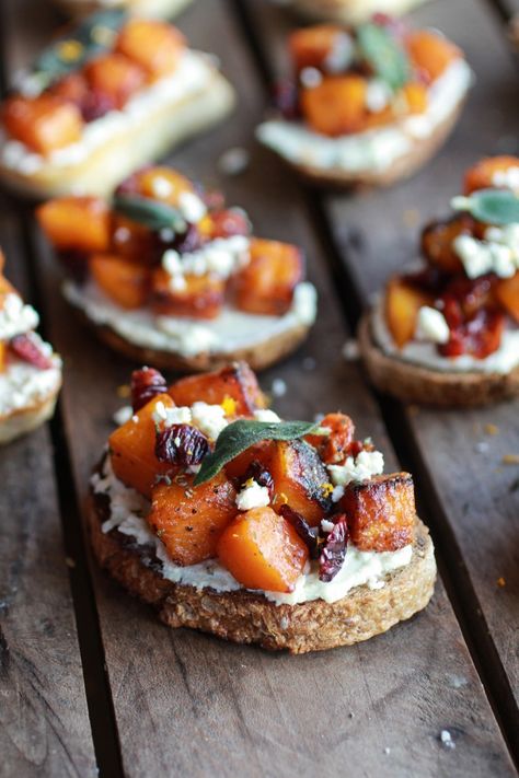 easy thanksgiving appetizer recipes | wisconsin cheese, gorgonzola, appetizer recipe, thanksgiving chrismas ... Gorgonzola Crostini, Easy Thanksgiving Recipes Appetizers, Crostini Recipe, Cheese Crostini, Thanksgiving Appetizers Easy, Thanksgiving Appetizer, Thanksgiving Appetizer Recipes, Crostini Recipes, Fall Appetizers