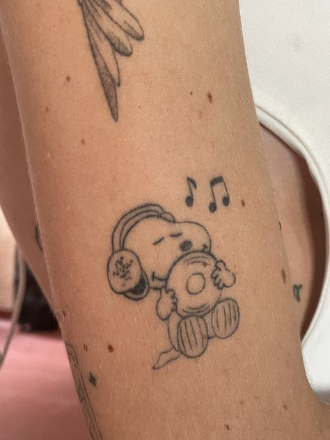 Cute Thigh Tattoos, Snoopy Tattoo, Bestie Tattoo, Funky Tattoos, Tatuaje A Color, Cute Small Tattoos, Subtle Tattoos, Dream Tattoos, Elegant Tattoos