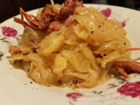 Food's Fan Club: Southern Style Braised Cabbage w/ Country Ham, 'So... Country Food Recipes, Hamburger Side Dishes, Ham And Cabbage, Side Dishes For Ham, Country Food, Ham Dinner, Cabbage And Potatoes, Braised Cabbage, Country Ham