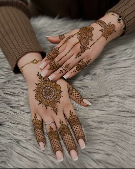 New Latest Design Mehndi, Aesthetic Mehndi Designs Back Hand, Back Hand Design Mehndi, Very Simple Mehendi Designs, Back Mehendi Designs, Mandala Mehndi Design, Aesthetic Mehndi Designs, Tato Henna, Finger Henna Designs