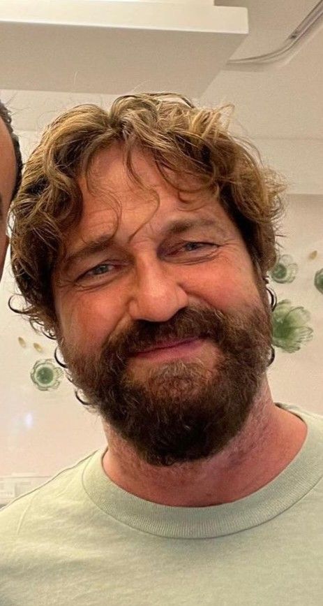 Gerard Butler Video, Kenny Chesney Videos, Hot Scottish Men, Scottish Men, Gerald Butler, Actor Gerard Butler, Lee Brice, Ji Chang Wook Smile, Uk Actors