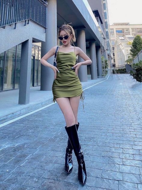 Swag Pose Ideas, Baddie Model Poses, Instagram Dress Poses, Cool Standing Poses, Poses For Dresses Picture Ideas, Pose Ideas Instagram Standing Dress, Mini Dress Poses, Pose Mode, Dress Poses