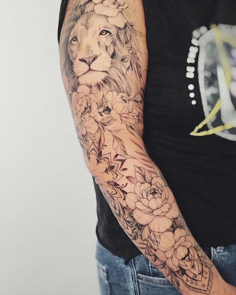 21 Tattoo Sleeve Voor Vrouwen: Van Vrouwelijk Tot Stoer 21 Tattoo, Geisha Tattoo, Tattoo Sleeves, Back Of Shoulder Tattoo, Shoulder Tattoos, Tattoo Sleeve, Back Shoulder, Sleeve Tattoo, Shoulder Tattoo