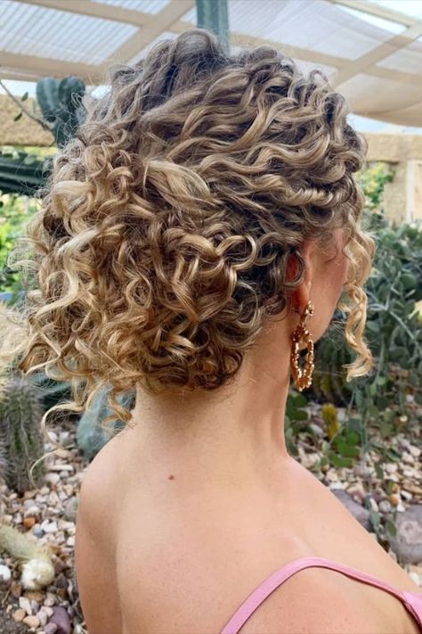 Discover our best vacation hairstyle ideas to try out during your next trip. Style by thecurlygirlmel on Ig. Curly Hair Vacation, Hair Vacation, Curly Bridal Hair, Curly Hair Up, Vacation Hairstyles, Curly Wedding Hair, Curly Hair Updo, Hairdos For Curly Hair, Natural Curls Hairstyles