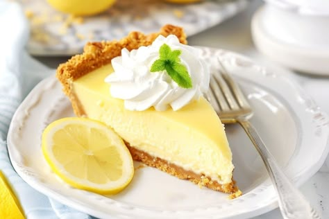 Old Fashioned No-Bake Lemon Icebox Pie Creamy Lemonade, Lemon Pie Receta, No Bake Lemon Pie, Ice Box Pie, Lemon Icebox Pie, Lemonade Pie, Lemon Pie Recipe, No Bake Lemon, Lemon Cream Pies