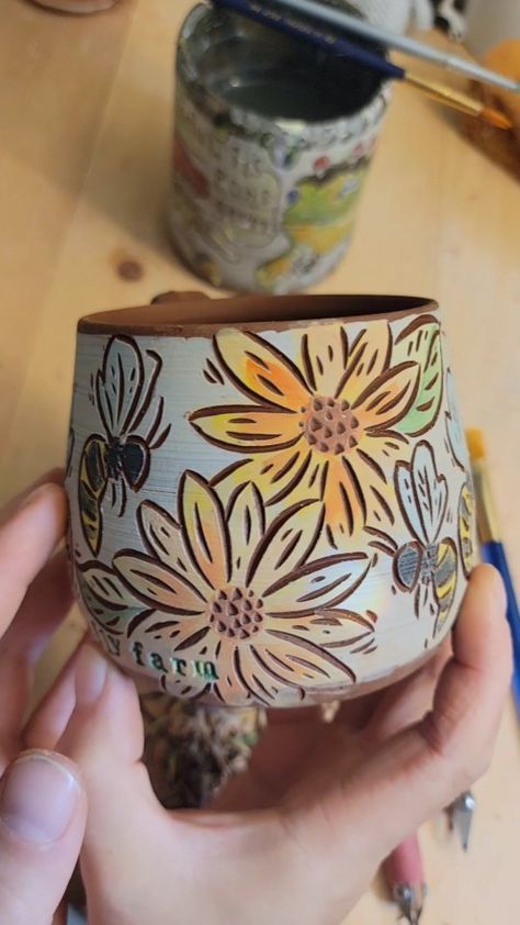 What do we think of the voice over? Or do we just prefer music? 🤔 . . . #pottery #ceramics #art #artist #handmade #howiamaco #amacobrent… | Instagram Underglaze Ideas Pottery, Pottery Mug Carving Ideas, Underglaze Designs On Pottery, Graffito Pottery, Pottery Underglaze Ideas, Scrafito Ceramics, Underglaze Painting On Pottery, Pottery 101, Underglaze Techniques