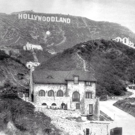 Harry Houdini's Hollywood home that still stands today. Hollywoodland Sign, Old Hollywood Homes, Harry Houdini, Hollywood Vintage, Los Angeles Hollywood, Hollywood Homes, California History, Hollywood Sign, Vintage Los Angeles