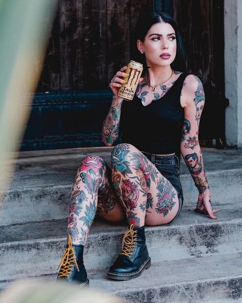 White Shorts Outfit, Tattoed Women, Tattooed Women, Mod Girl, Tattoed Girls, Best Pose For Photoshoot, Inked Babes, Dark Fashion, Inked Girls