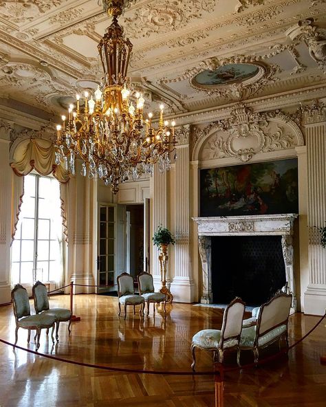 Crystal💃🏼📍Boston on Instagram: “Imagine yourself attending a party in this ballroom at Rosecliff Mansion 🎩💃🏼The biggest single room amongst Newport Mansions . . . . . . .…” Newport, Mansion Party, Newport Mansions, Rosecliff Mansion, Single Room, Royal Palace, Ballroom, Mansion, Home Art