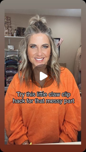 Suzy Turner 🔆 Makeup • Skincare • Hair 🔆 on Instagram: "Anyone else suffer from that dreadful part in the back of your head?? 😖 this cut claw clip hack can help hide it! Let me know if you try it! #clawclip #hairstyle #hairtutorial #hairhack #easyhairstyles #cutehair #halfuphalfdown #hairtips #finehair #thinhair #quickhairstyles" Half Up With Claw Clip Short Hair, Claw Clip Half Up Half Down, Mini Claw Clip Hairstyles, Claw Clip Hairstyles Short Hair, Twisted Hair, Clip Hairstyles, Half Updo, Short Styles, Quick Hairstyles