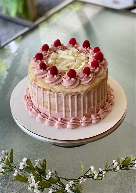 White Chocolate Shavings Cake, Vanilla Raspberry Layer Cake, Chocolate And Vanilla Cake Decoration, White Chocolate Cake Decoration Ideas, Birthday Cake Raspberry, Raspberry Cake Design, White Chocolate And Raspberry Cake, Raspberry Vanilla Cake, Raspberry And White Chocolate Cake