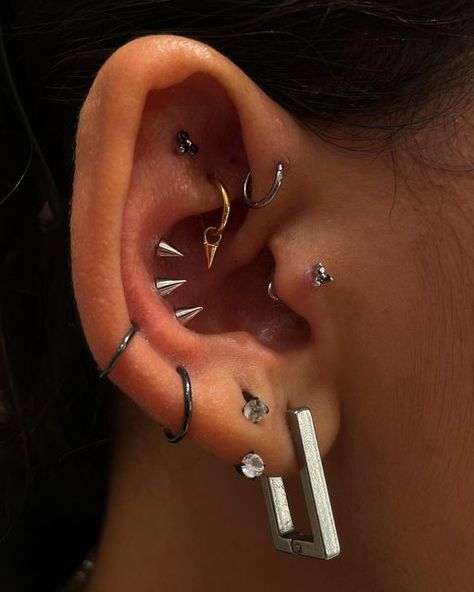 Cool Ear Piercings Punk, Spike Ear Piercing, Edgy Piercings, Triple Conch Piercing, New Ear Piercing, Unique Ear Piercings, Piercing Inspo, Cool Ear Piercings, Pretty Ear Piercings