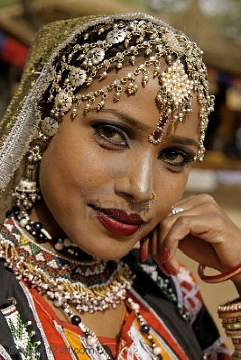 indian women, belly dancer head dress Indian Headpiece, Rajasthani Dress, Dancer Dress, Indian Headdress, Arabian Beauty Women, Black Costume, Head Jewelry, We Are The World, Rajasthan India