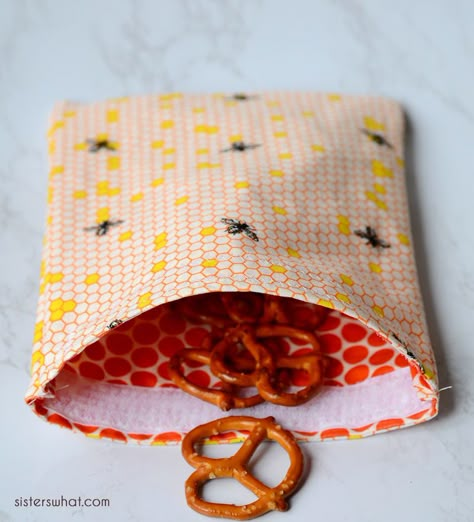 Diy Reusable Snack Bags, Reusable Snack Bags Pattern, Diy Reusable Sandwich Bags, Strawberry Farming, Reusable Snack Bags Tutorial, Afterschool Crafts, Fabric Snack Bags, Easy Sewing Tutorials, Reusable Sandwich Wrap