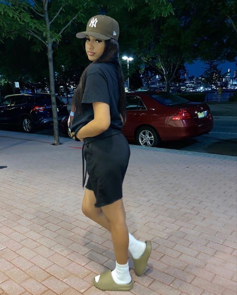 Yeezy Slides Outfit, Tomboy Outfit, Slides Outfit, Lounge Outfits, Biker Shorts Outfit, Yeezy Slides, Outfit Styles, Style Basics, Swag Outfits For Girls