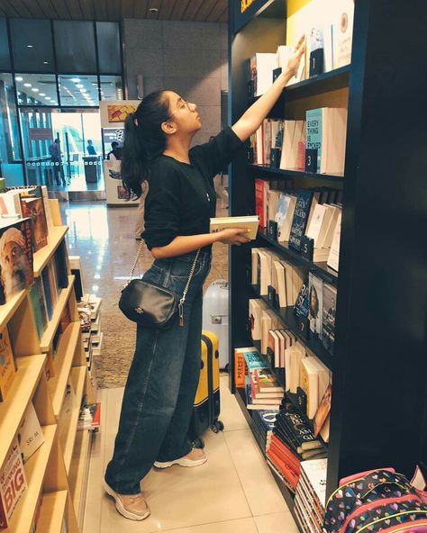 Prajakta being choosy on books as she loves books Prajakta Koli, Tomboy Hairstyles, College Looks, Party Photoshoot, Casual Indian Fashion, Casual College Outfits, Modest Dresses Casual, Photography Posing Guide, Casual Day Outfits