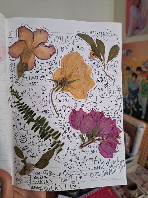 X'mas Card, Boulet Journal, Flowers Journal, Flower Journal, Scrapbook Flowers, Garden Journal, Easy Diy Gifts, Diy Journal, Cute Flower