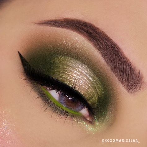 Looking for a makeup look that will make your green eyes pop? Try a natural look with a light eye shadow and a natural lip color. Green Subtle Eye Makeup, Makeup For Mint Green Dress, Bridal Make Up Green Eyes, Green Eyeshadow For Brown Eyes, Green And Gold Eyeshadow, Green Eyeshadow Palette, Green Eyeshadow Makeup, Green Make Up, Warrior Makeup