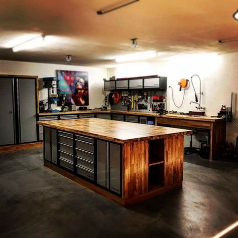 Diy Gunsmithing Bench, Dream Garage Workshop, Home Workshop Garage, Garage Work Shop, Man Cave Workshop, Rustic Garage, Modern Workshop, Workshop Shelves, Garage Workshop Layout