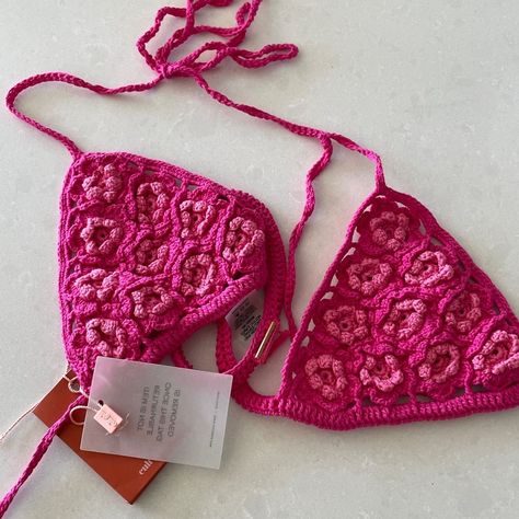 crochet patterns-Free Patterns: Cute and Cozy Easy Crochet Tops-Easy and Cozy Crochet Top Patterns f Crochet Bikinis Boho, Crochet Bra Top, Swimsuit Crochet, Diy Crochet Top, Crochet Bikinis, Crochet Beach Wear, Crochet Store, Super Easy Crochet, Cup Pattern