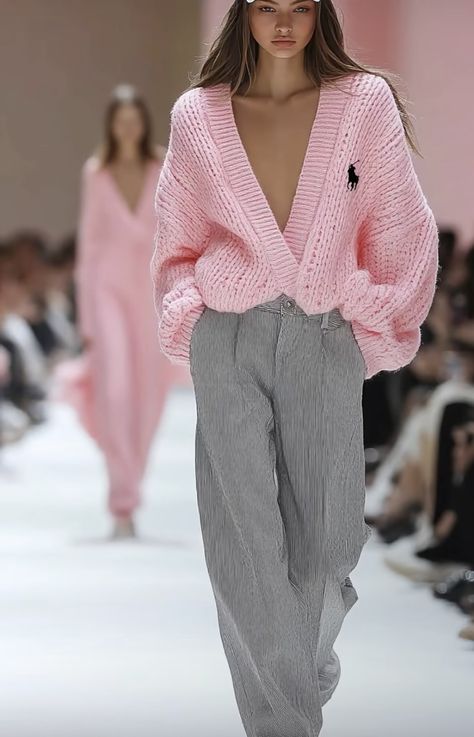 Outfit Inspo Spring 2025, Dusty Pink Sweater Outfit, Pink Sweater Winter Outfit, Cozy Pink Outfit, Powder Pink Outfit, Light Pink Sneakers Outfit, Asymmetrical Sweater Outfit, Pink Sweater Outfit Aesthetic, Pink Sweater Outfit Fall