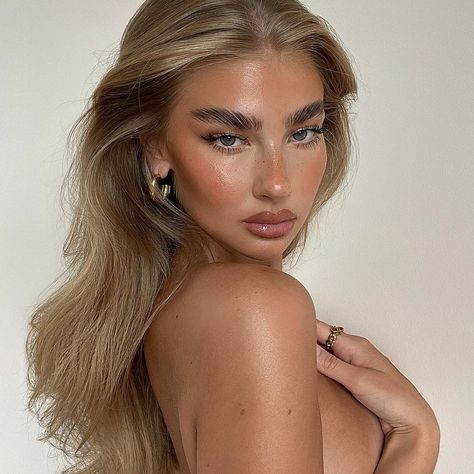 Jess Hunt on Instagram: “Heyyy” Jess Hunt, Face Aesthetic, Aesthetic Women, Balayage Hair, Inspirational Women, Cut And Color, Makeup Inspo, Beauty Brand, Hair Highlights