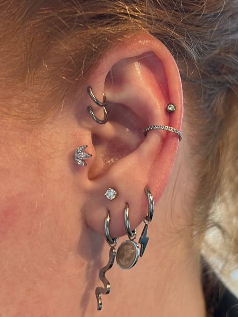 Bodypiercer located in Gouda to help you style your piercings and give you some ear inspiration ✨ Book an appointment through the link 💅🏽 xx Aimeé Stacked Lobe Piercing, Hot Pickle, Double Forward Helix Piercing, Stacked Lobe, Ear Inspiration, Hot Pickles, Conch Ring, Helix Ring, Forward Helix Piercing