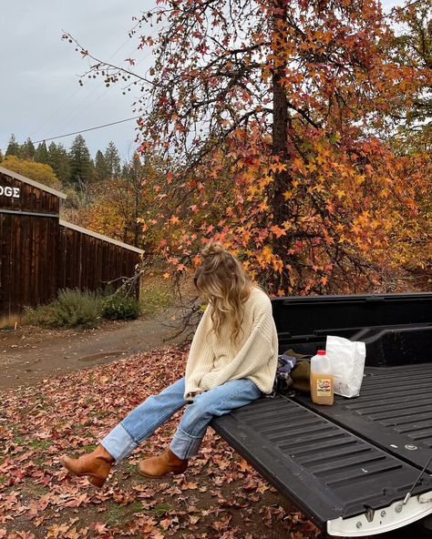 cue the sound of crunching leaves & the smell of apple pie 🤍🥧 Fall Mood Board, Fall Inspo, Season Of The Witch, Fall Photoshoot, Fall Feels, Fall Is Here, Fall Pictures, Best Seasons, Autumn Cozy