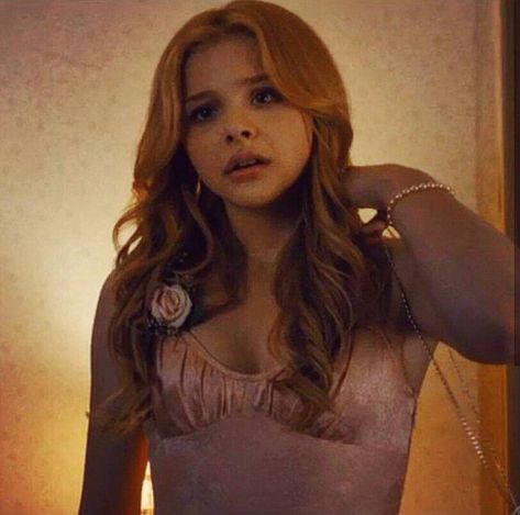 Carrie Movie 2013, Carrie Remake, Y2k Indie Aesthetic, Carrie 2013, Carrie Movie, Celebrity Yearbook Photos, Halloween Social, Chloe Fashion, Carrie White